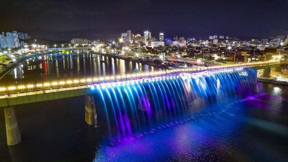 월화교 위에서 펼쳐지는 분수조명쇼 [사진 제공 강릉시. 재판매 및 DB 금지]