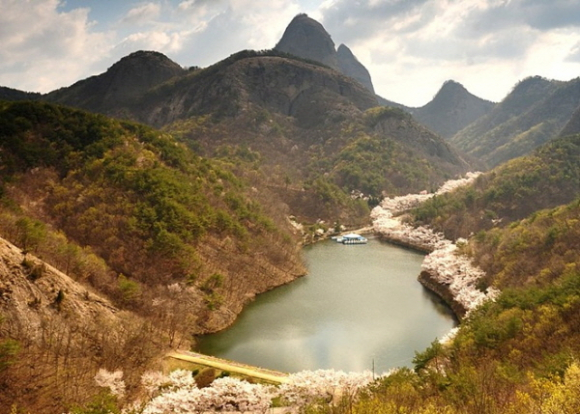 탑영제 마이산을 비추는 거울 사진 제공=진안여행정보