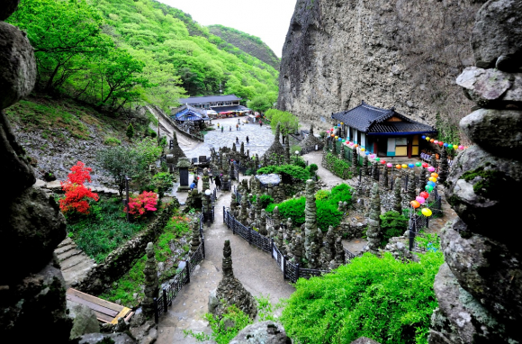 크기도 높이도 다른 80여 개의 돌탑들이 마이산 아래 탑사 골짜기를 빼곡하게 채웠다.