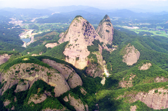 타포니현상: 마이산의 대표 격인 암, 수 두 봉우리에는 각기 다른 특이한 동굴을 갖고 있다 사진 제공=진안군청
