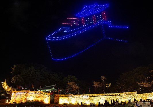 700여 대 드론이 하늘을 수놓는 드론 라이트쇼와 불꽃놀이 [사진 제공 고창군. 재판매 및 DB 금지]