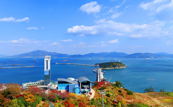 여수시와 오동도, 남해바다를 한눈에 바라볼 수 있는 곳으로 이곳에서 보는 여수의 일출과 일몰은 장관이다.  [사진 제공 여수시. 재판매 및 DB 금지]