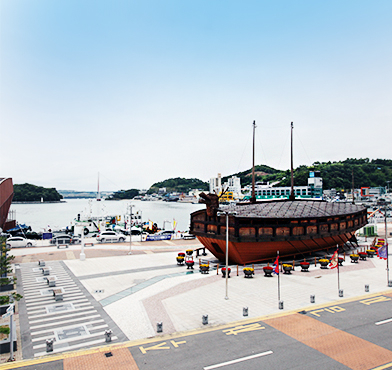 광장 중앙의 실물 크기 거북선  [사진 제공 여수시. 재판매 및 DB 금지]