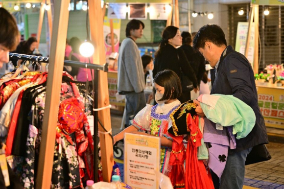 전통의상 체험 [사진 제공 부산 금정구. 재판매 및 DB 금지]