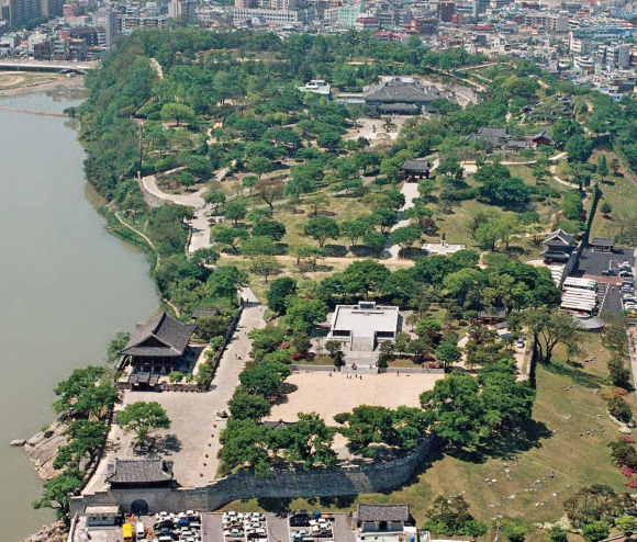석성(둘레 1,760m)으로 축조된 진주성은 진주의 역사와 문화가 집약되어 있는 진주의 성지 [사진 제공 진주시. 재판매 및 DB 금지]