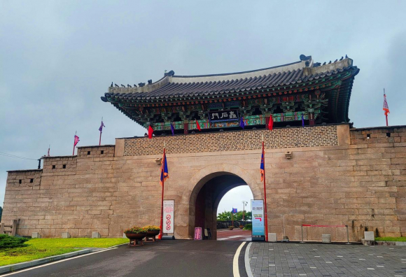 진주성의 동문인 촉석문은 1972년에 복원 진주성을 찾는 관람객을 맞이하는 관문 [사진 제공 진주시. 재판매 및 DB 금지]