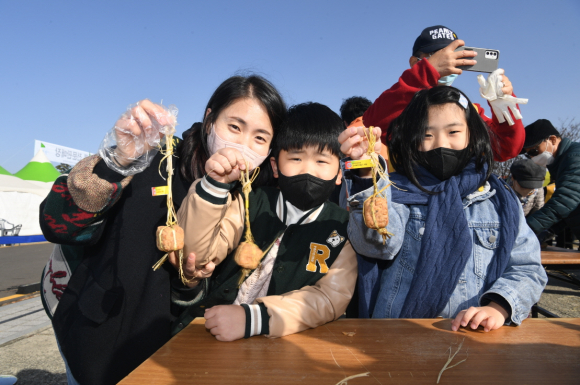 작은 메주 만들기 체험 [사진 제공 파주시. 재판매 및 DB 금지]