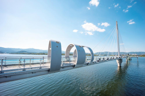 소양강스카이워크 물 위로 미끄러지듯, 하늘 위로 걸어가듯 [사진 제공 춘천시. 재판매 및 DB 금지]