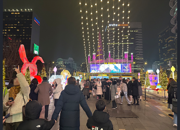 시민들의 발걸음은 도심 속 겨울을 특별한 이야기로 채운다. [사진 제공 경향신문. 재판매 및 DB 금지]
