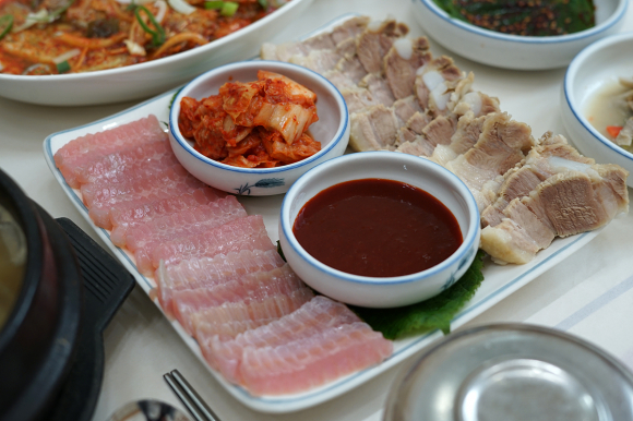 홍어삼합에 막걸리 [사진 제공 목포시. 재판매 및 DB 금지]