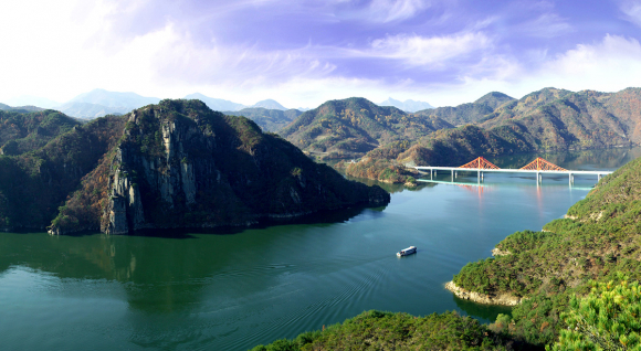 비 온 뒤 죽순의 모양처럼 희고 푸른 봉우리 옥순봉 [사진 제공 제천시. 재판매 및 DB 금지]