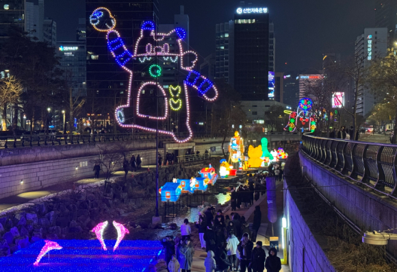 청계천을 따라 펼쳐지는 겨울의 빛은 대표적인 변화의 상징 [사진 제공 서울특별시. 재판매 및 DB 금지]