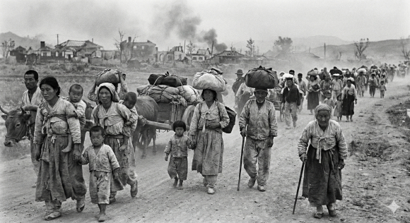6.25전쟁 피난 행렬 [사진 제공 Gemini AI 생성. 재판매 및 DB 금지]