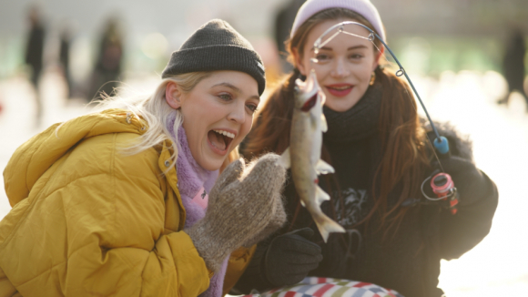 산천어 잡고 행복해 하는 외국인 관광객 [사진 제공 화천군. 재판매 및 DB 금지]