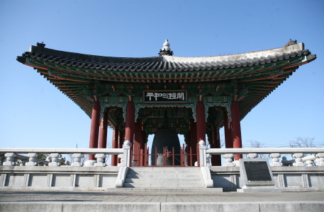 경기도 파주시 임진각에 설치된 평화의 종 [사진 제공 파주시. 재판매 및 DB 금지]