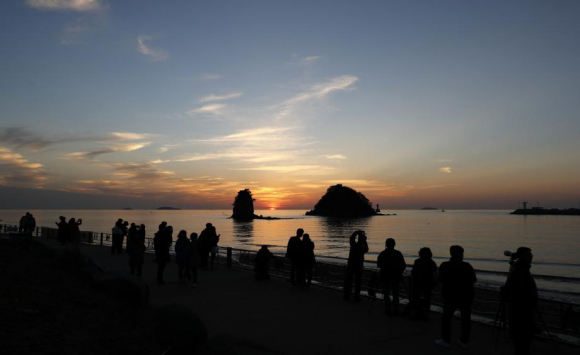 꽃지해수욕장 할미 바위와 할아비 바위 사이로 해가 떨어지는 풍경 [사진 제공 태안군. 재판매 및 DB 금지]