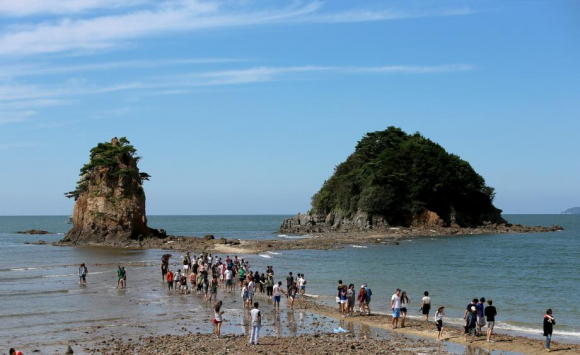 할미 바위와 할아비 바위  [사진 제공 태안군. 재판매 및 DB 금지]