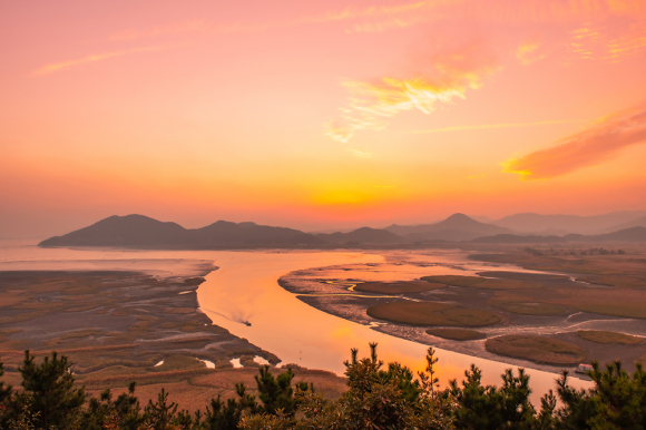 용산전망대에서 바라보는 에스(S)자 수로에 붉은 해가 반사되는 모습 [사진 제공 순천시. 재판매 및 DB 금지]