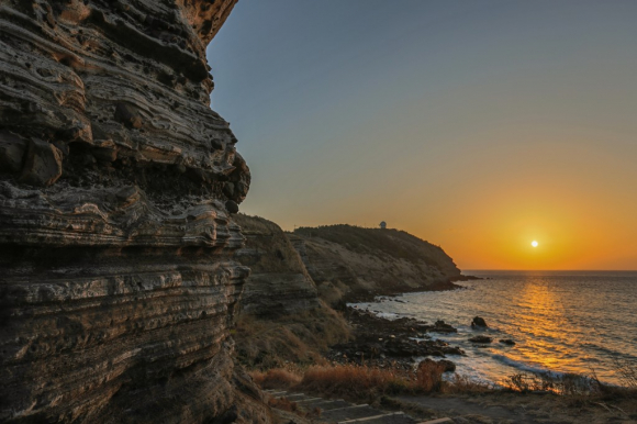 제주도 서쪽 끝머리에 있는 고산리 수월봉은 제주에서 해가 가장 늦게 지는 장소 [사진 제공 한국저작권위원회. 재판매 및 DB 금지]