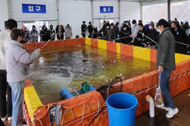 가족 실내낚시 [사진 제공 홍천문화재단. 재판매 및 DB 금지]