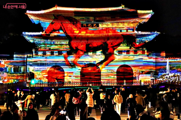 서울시 광화문과 병오년(丙午年)의 붉은 말 [사진 제공 서울시. 재판매 및 DB 금지]