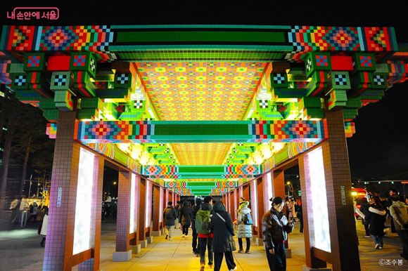 서울라이트 광화문은 미디어파사드 뿐 아니라, 단청구조물, 일월오봉도 등의 콘텐츠로 인기를 끌고 있다. [사진 제공 서울시. 재판매 및 DB 금지]