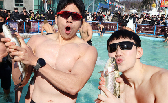 몸짱 군인들의 송어 맨손잡기 [사진 제공 축제위원회. 재판매 및 DB 금지]