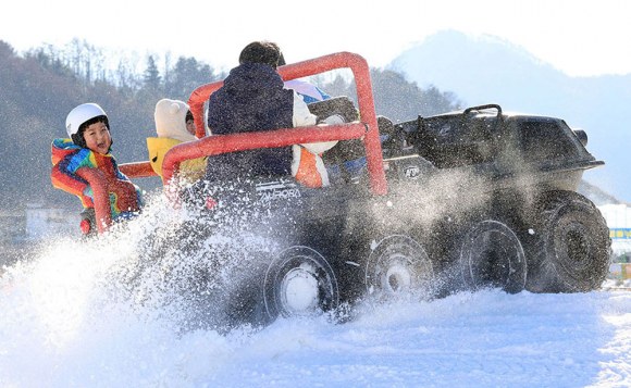 눈밭에서 아르고 체험을 즐기는 어린이 [사진 제공 축제위원회. 재판매 및 DB 금지]