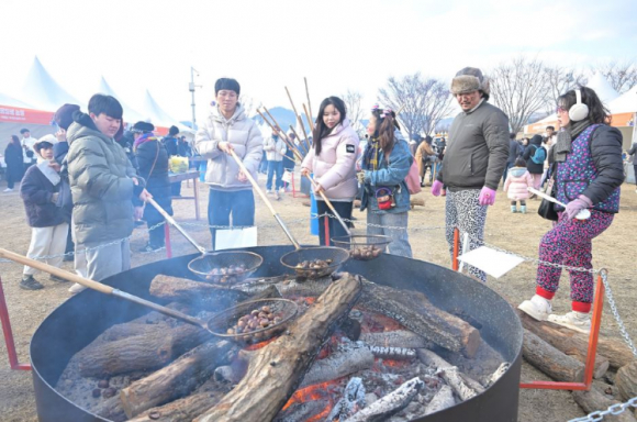대형화로 체험 [사진 제공 공주시. 재판매 및 DB 금지]