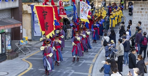 교대의식을 위해 덕수궁 대한문으로 이동(순찰)하는 의식 [사진 제공 서울특별시. 재판매 및 DB 금지]