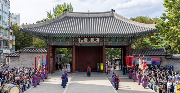 입취위 승정원 주서, 액정서 사약이 교대의식을 감독 및 감찰하기 위해 자로로 이동 [사진 제공 서울특별시. 재판매 및 DB 금지]