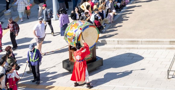 개식타고 교대의식의 시작을 알리는 엄고수의 타고 3회 [사진 제공 서울특별시. 재판매 및 DB 금지]