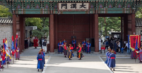 군호하부 및 군호응대<br>- 군호하부 : 국왕이 승낙한 암호(군호)를 주서가 수문장에게 알려주는 절차 - 군호응대 : 참하가 교대군의 신원을 확인하기 위해 암호(군호)를 묻고 답하는 절차 [사진 제공 서울특별시. 재판매 및 DB 금지]