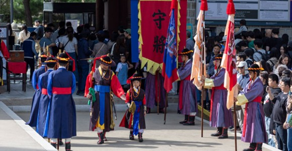 참알의식 새로 부임한 수문군이 수문장에게 복무 신고/수문장은 수문군 대열 순시 [사진 제공 서울특별시. 재판매 및 DB 금지]