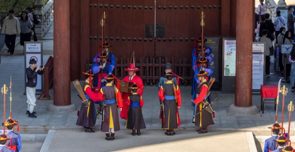 초엄(약시함 인계) 엄고수의 타고 6회와 함께 궁성문의 열쇠가 들어있는 약시함 인계 [사진 제공 서울특별시. 재판매 및 DB 금지]