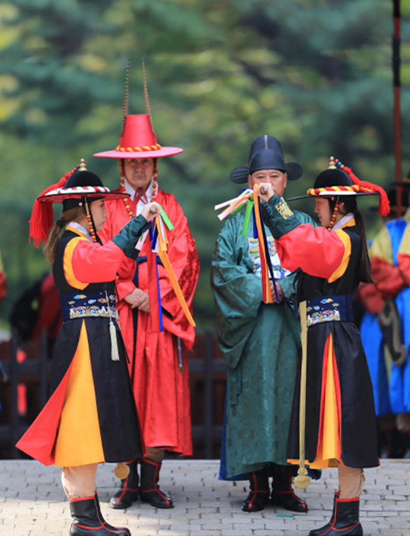 시민들이 직접 수문장이 되어 교대의식을 진행합니다 [사진 제공 서울특별시. 재판매 및 DB 금지]