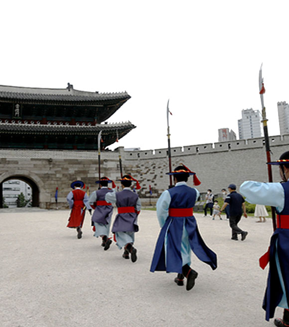 시민 및 관광객이 직접 순라군이 되어 순라의식에 참여하는 체험 [사진 제공 서울특별시. 재판매 및 DB 금지]