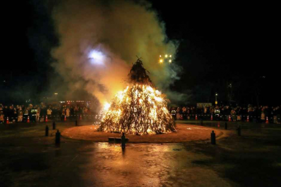 거대한 달집이 타오르며 뿜어내는 열기와 소리, 마음속의 불안과 어둠을 태워 보내는 강렬한 정화(淨化)의 의식이었다 [사진 제공 춘천시. 재판매 및 DB 금지]