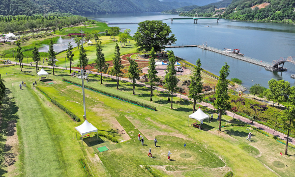 북한강변을 따라 탁 트린 조망을 옆에 끼고 주변 수목이 조화를 이루는 화천파크골프 제2구장 [사진 제공 화천군. 재판매 및 DB 금지]