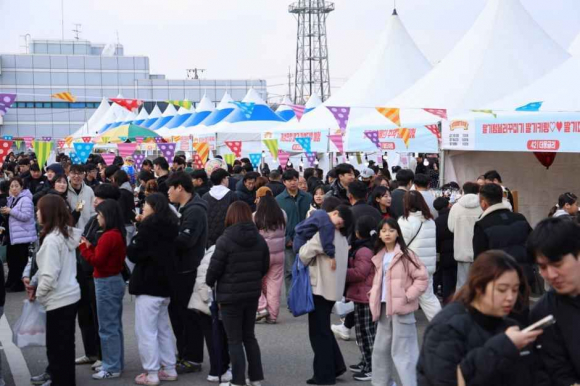 딸기 직판장에 모인 인파 [사진 제공 완주군. 재판매 및 DB 금지]