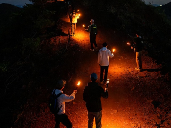 디지털 횃대(응원봉)을 들고 오름 등반하는 프로그램 [사진 제공 제주시. 재판매 및 DB 금지]
