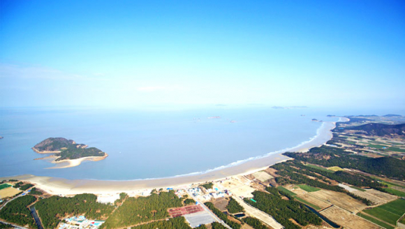 대광해수욕장 해변이 전국에서 가장 길고 넓으며 경사가 완만하고 수온이 따뜻하다. [사진 제공 신안군. 재판매 및 DB 금지]