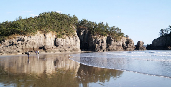 어머리 해수욕장 끝자락에 위치한 용난굴은 들어가는 입구는 육지지만 나가는 출구는 바다와 연결되어 있다. [사진 제공 신안군. 재판매 및 DB 금지]