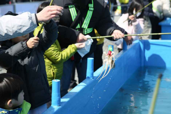 어린이 주꾸미 낚시 체험 [사진 제공 서천군. 재판매 및 DB 금지]