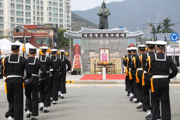 진해군항제의 뿌리는 1952년 북원로터리에 충무공 이순신 장군의 동상을 건립하며 거행한 추모제에서 시작되었습니다. [사진 제공 창원특례시. 재판매 및 DB 금지]