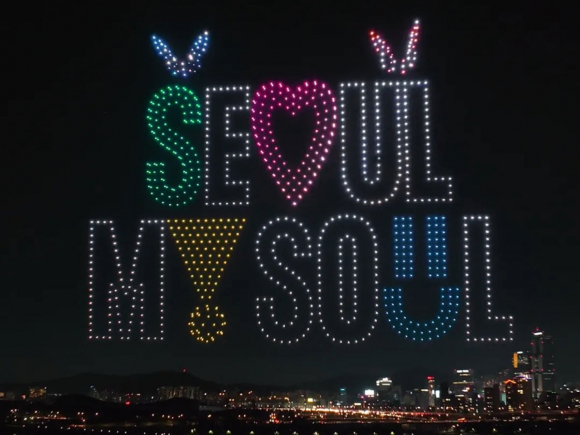 4월 10일(여의도)을 시작으로 4월 25일(뚝섬), 5월 5일(잠실)에는 수천 대의 드론이 밤하늘을 수놓는 ‘한강 드론라이트쇼’가 펼쳐집니다. [사진 제공 서울특별시. 재판매 및 DB 금지]