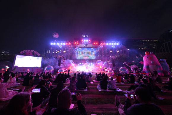 공연 시그니처쇼 한강 위 회전목마와 조명·특수효과가 어우러지는 환상적인 특화 쇼 [사진 제공 서울특별시. 재판매 및 DB 금지]