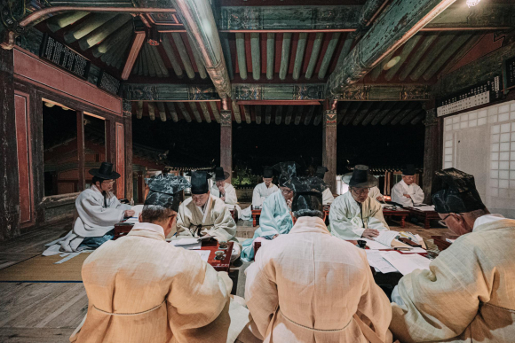 ‘성독재현’ 프로그램은 도산서원을 관리하는 별유사들이 조선시대 경전 공부 모습을 전교당에서 직접 재현하는 방식으로 구성되었다. [사진 제공 안동시. 재판매 및 DB 금지]