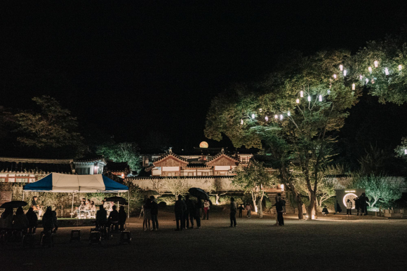 서원 정문 앞에서는 야경을 배경으로 하는 버스킹 음악회인 ‘도산악회’가 주말 기간인 21일, 22일, 28일, 29일에 열려 야간 관람의 시청각적 요소를 보완한다. [사진 제공 안동시. 재판매 및 DB 금지]