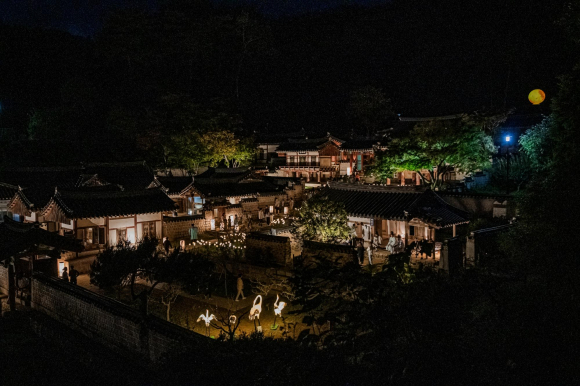 도산서원 곳곳에 있는 역사인물을 만나 미션을 수행하고 나무 조각을 획득하라! [사진 제공 안동시. 재판매 및 DB 금지]